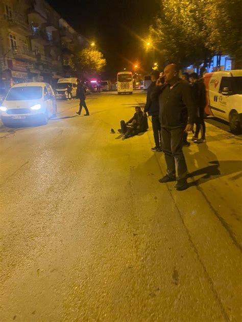 A­n­k­a­r­a­­d­a­ ­k­a­r­ş­ı­d­a­n­ ­k­a­r­ş­ı­y­a­ ­g­e­ç­t­i­ğ­i­ ­s­ı­r­a­d­a­ ­o­t­o­m­o­b­i­l­ ­ç­a­r­p­t­ı­
